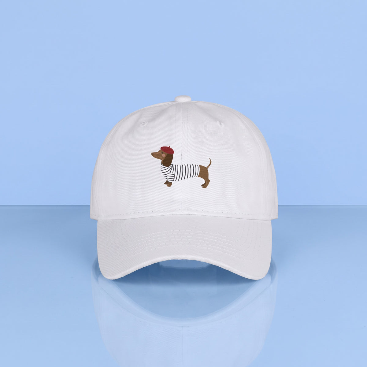Witte pet met geprinte teckel in streepjestrui en rode baret, cadeau voor teckelliefhebbers