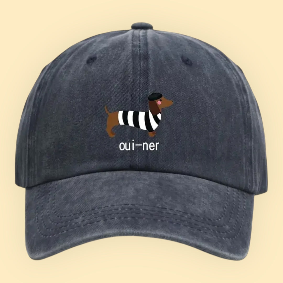 canvas pet donkerblauw met teckel met parijse vibes met de tekst oui-ner