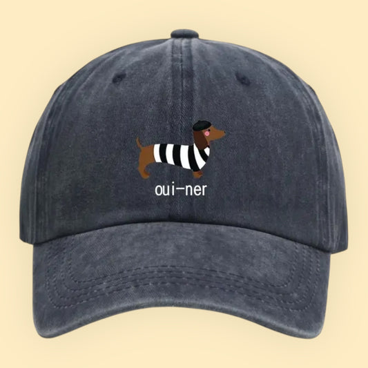 canvas pet donkerblauw met teckel met parijse vibes met de tekst oui-ner