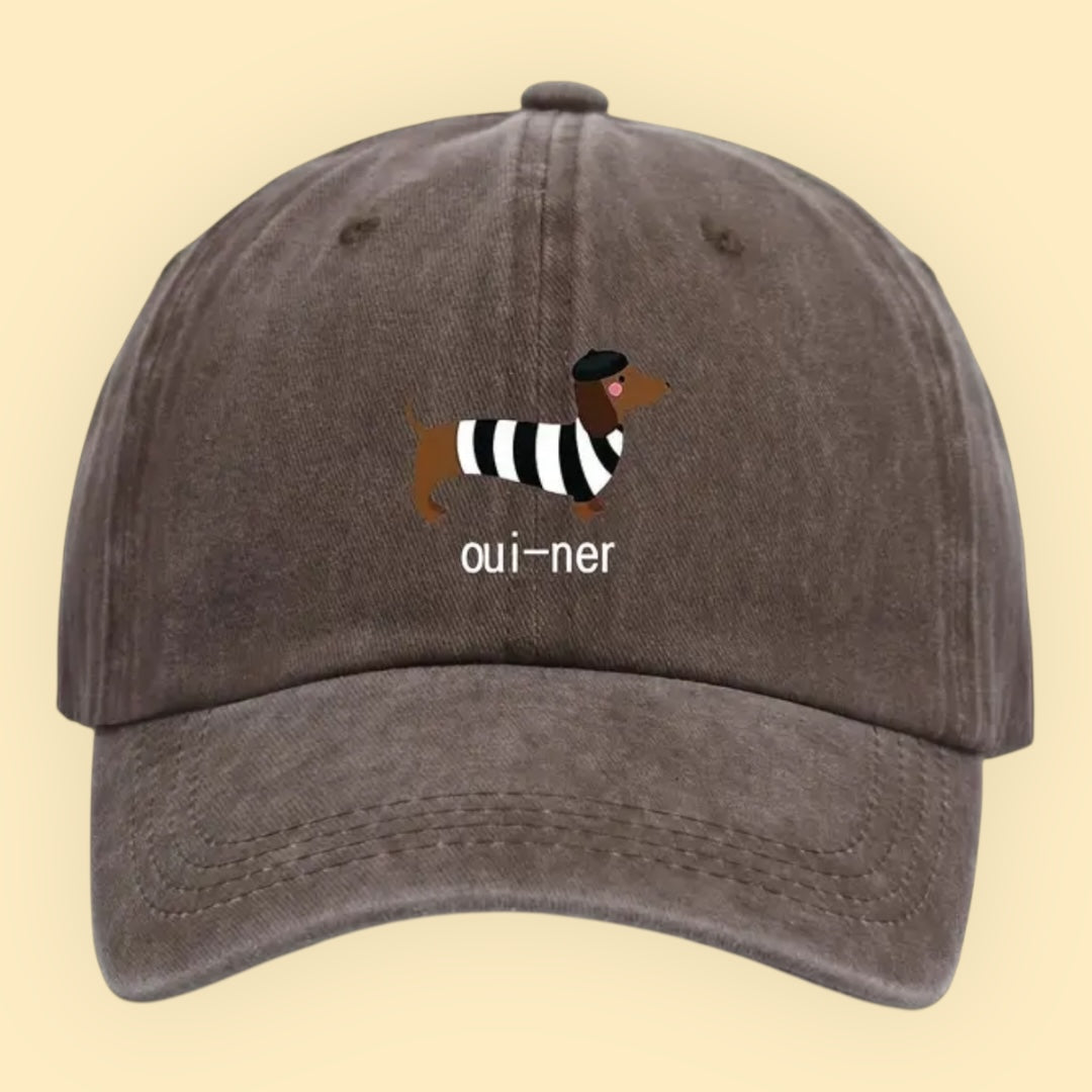 canvas pet donkerbruin met teckel met parijse vibes met de tekst oui-ner