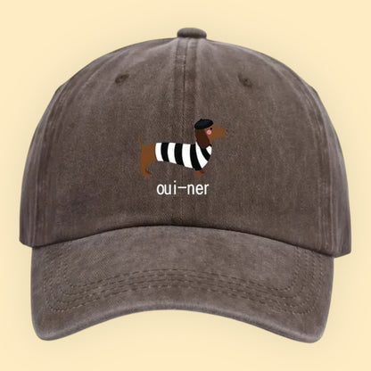 canvas pet donkerbruin met teckel met parijse vibes met de tekst oui-ner