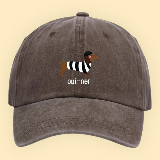 canvas pet donkerbruin met teckel met parijse vibes met de tekst oui-ner