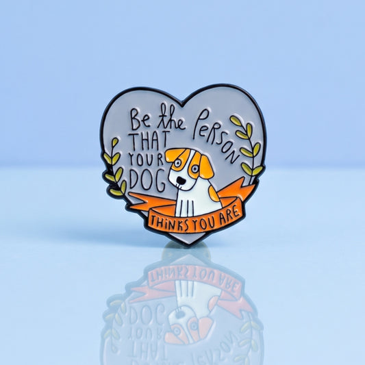 Hartvormige emaille pin Be the person that your dog thinks you are, voor hondenliefhebbers