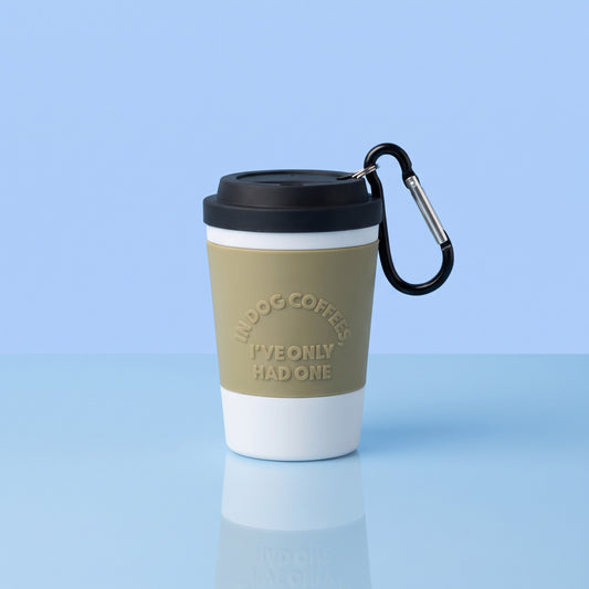 Poepzakhouder koffiebeker In dog coffees met karabijnhaak op lichtblauwe achtergrond