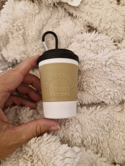 Poepzakhouder in de vorm van een koffiebeker met opschrift In dog coffees