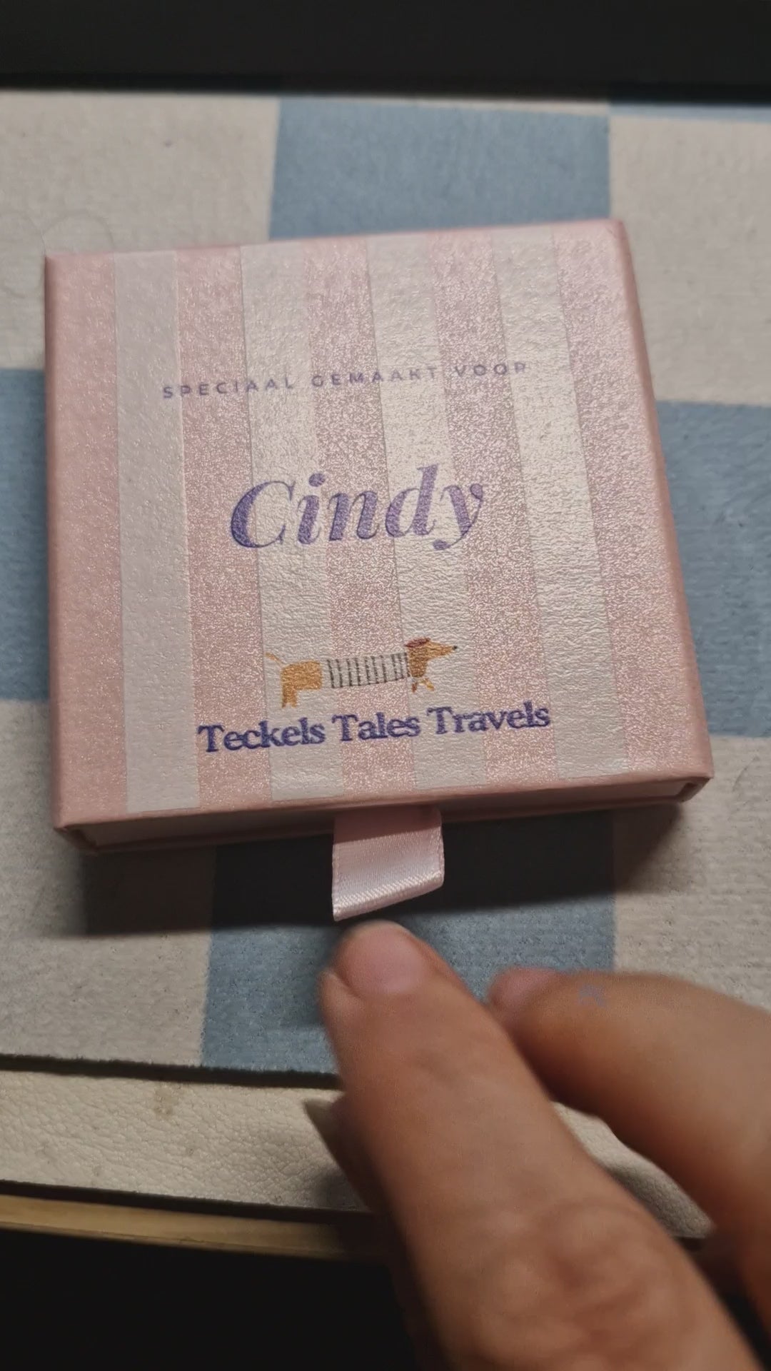 Video van het gepersonaliseerde cadeaudoosje van de sleutelhanger met jouw hond