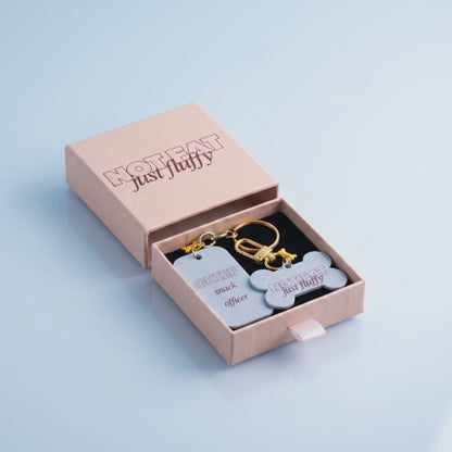 Cadeauset hond & baasje — Bone tag + Sleutelhanger in geschenkdoosje - Not Fat Just Fluffy