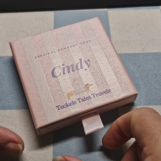 Video van het gepersonaliseerde cadeaudoosje waarin de sleutelhanger met jouw hond verpakt wordt