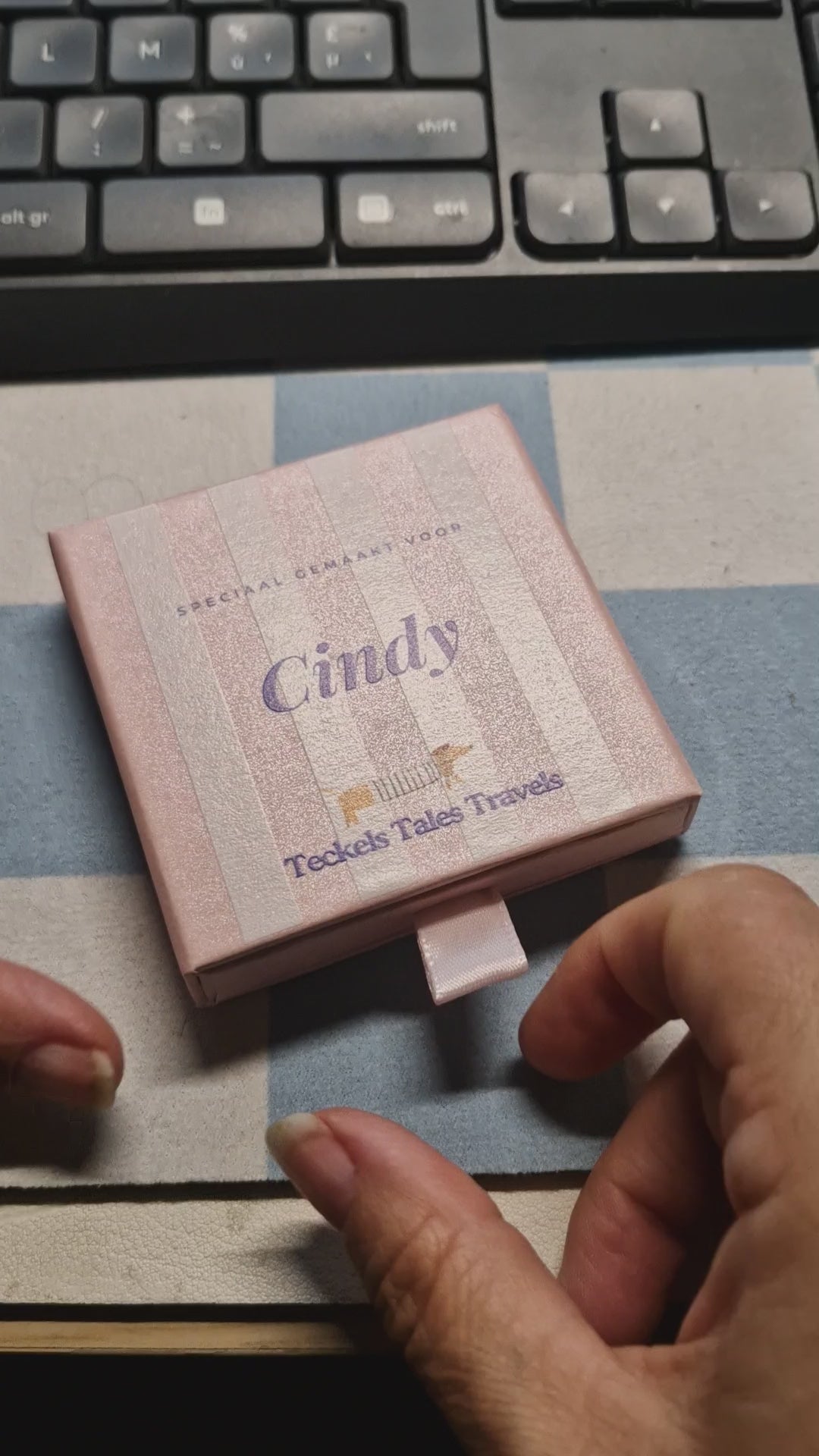 Video van het gepersonaliseerde cadeaudoosje waarin de sleutelhanger met jouw hond verpakt wordt