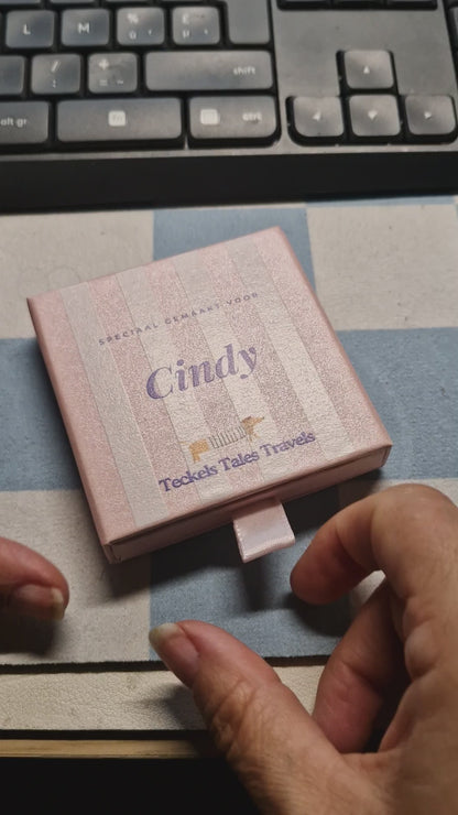 Video van het gepersonaliseerde cadeaudoosje waarin de sleutelhanger met jouw hond verpakt wordt
