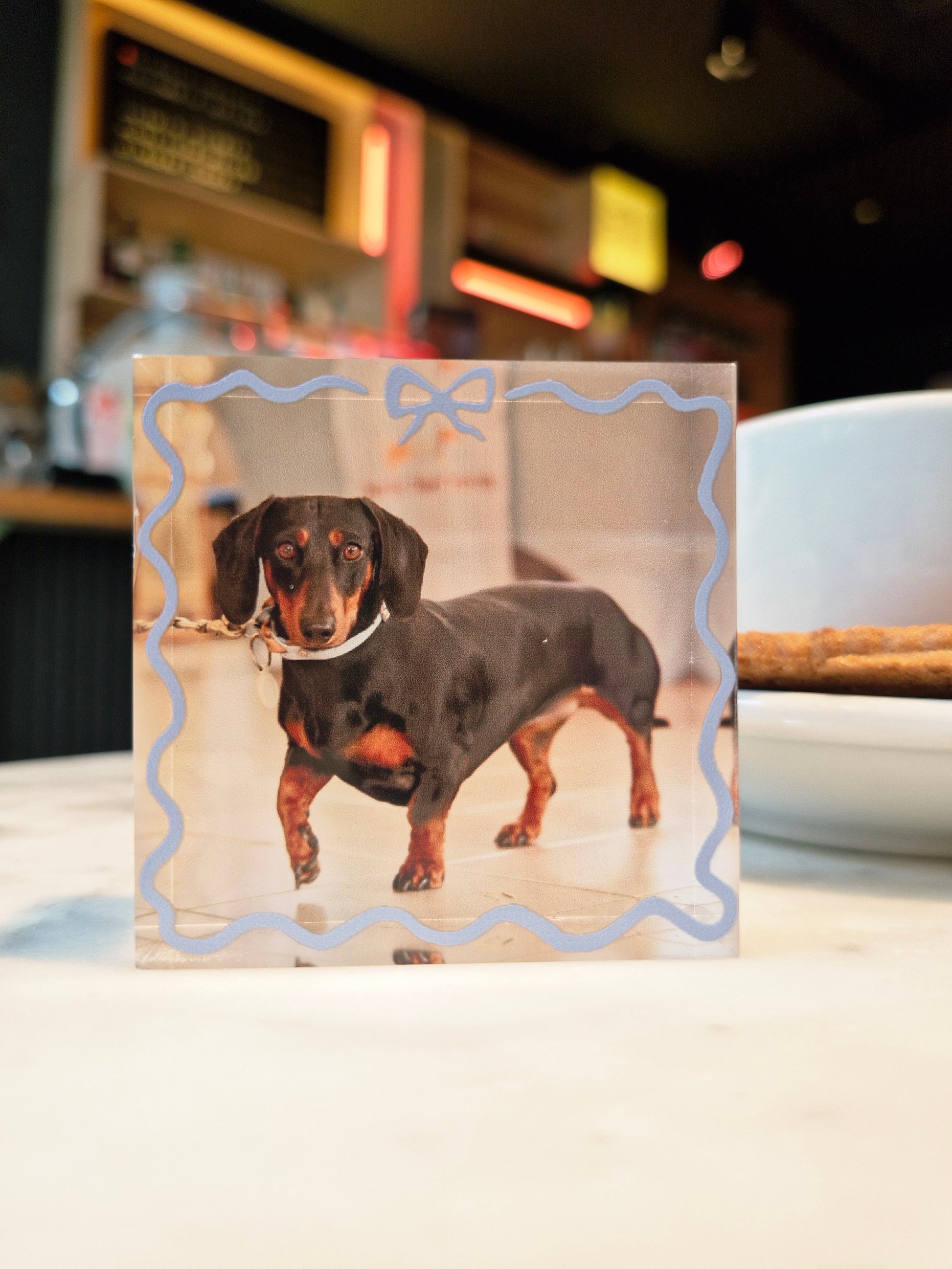 Gepersonaliseerd acryl fotoblok met 3D effect – hond op blokje formaat 6x6x2,6cm