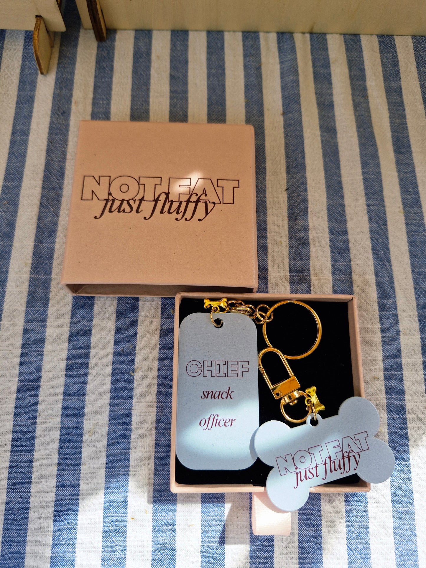 Cadeauset hond & baasje — Bone tag + Sleutelhanger in geschenkdoosje - Not Fat Just Fluffy