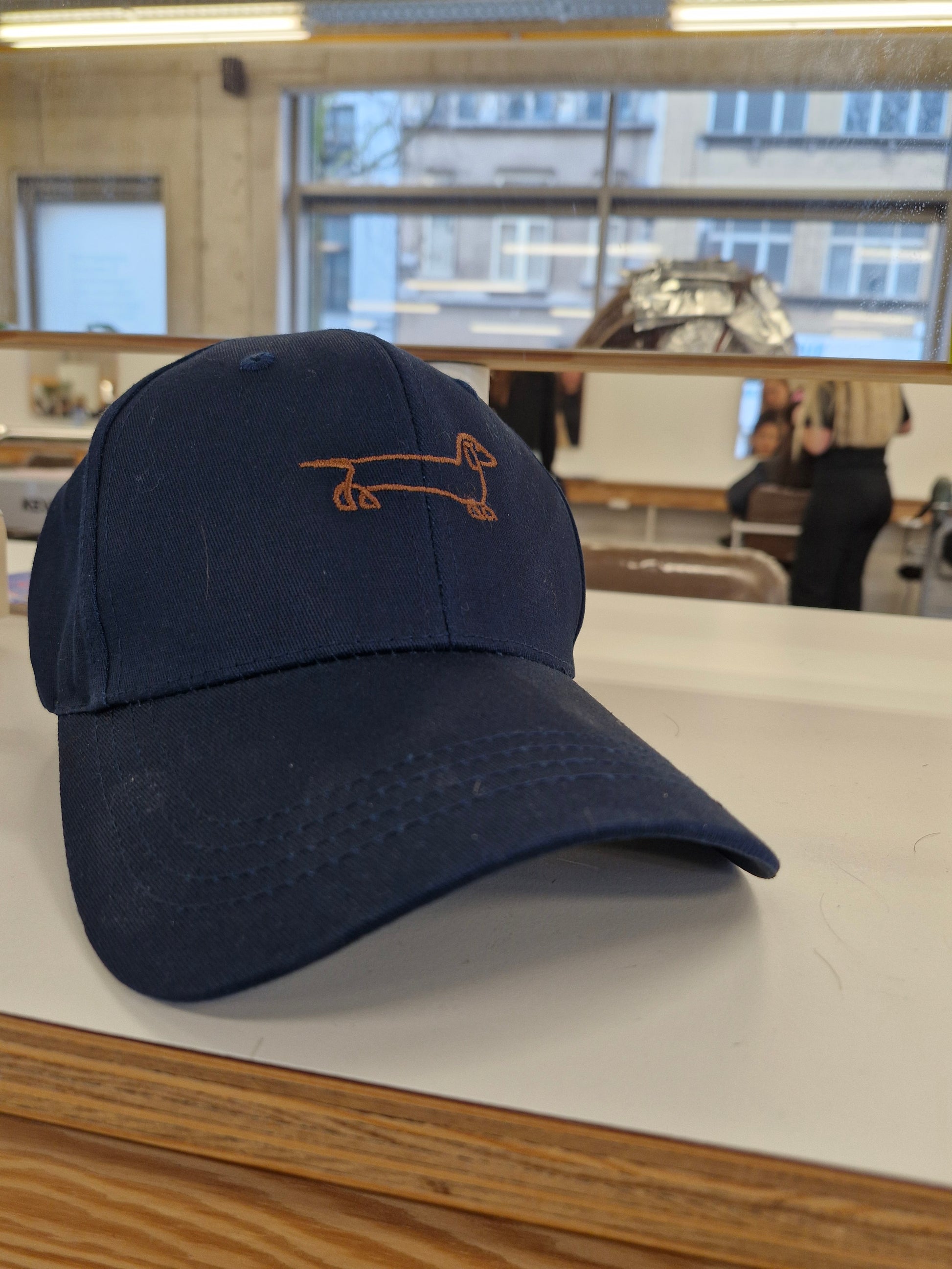 blauwe Basebal pet met bruin geborduurde teckel