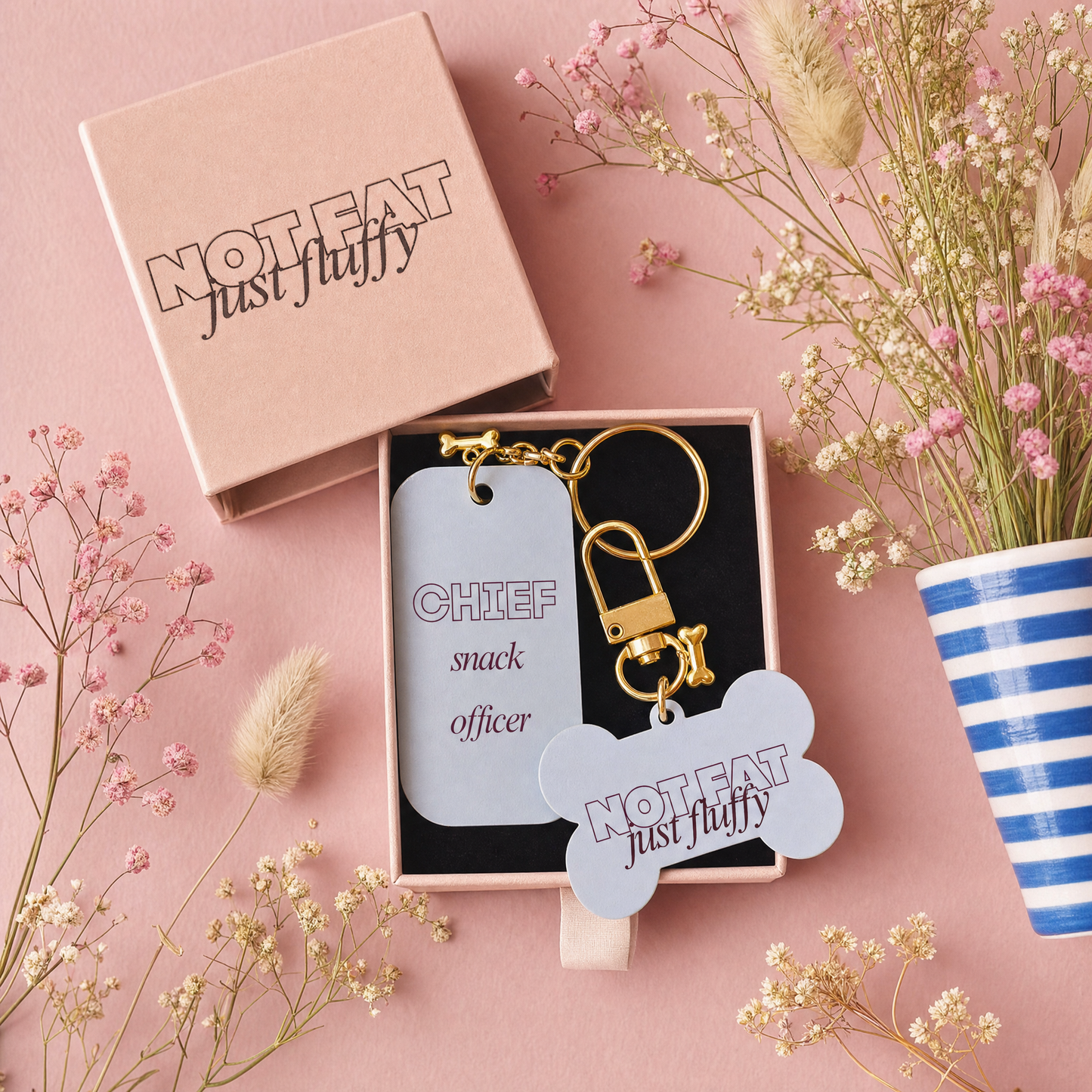 Cadeauset hond & baasje — Bone tag + Sleutelhanger in geschenkdoosje - Not Fat Just Fluffy
