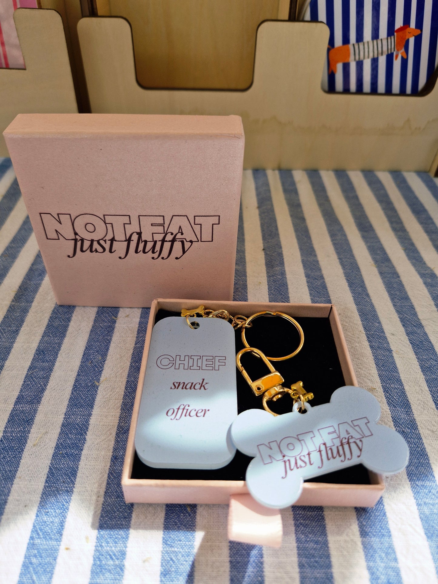 Cadeauset hond & baasje — Bone tag + Sleutelhanger in geschenkdoosje - Not Fat Just Fluffy