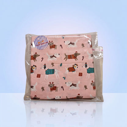 Roze kerstservetten met hondjes in kersttruien voor de feesttafel