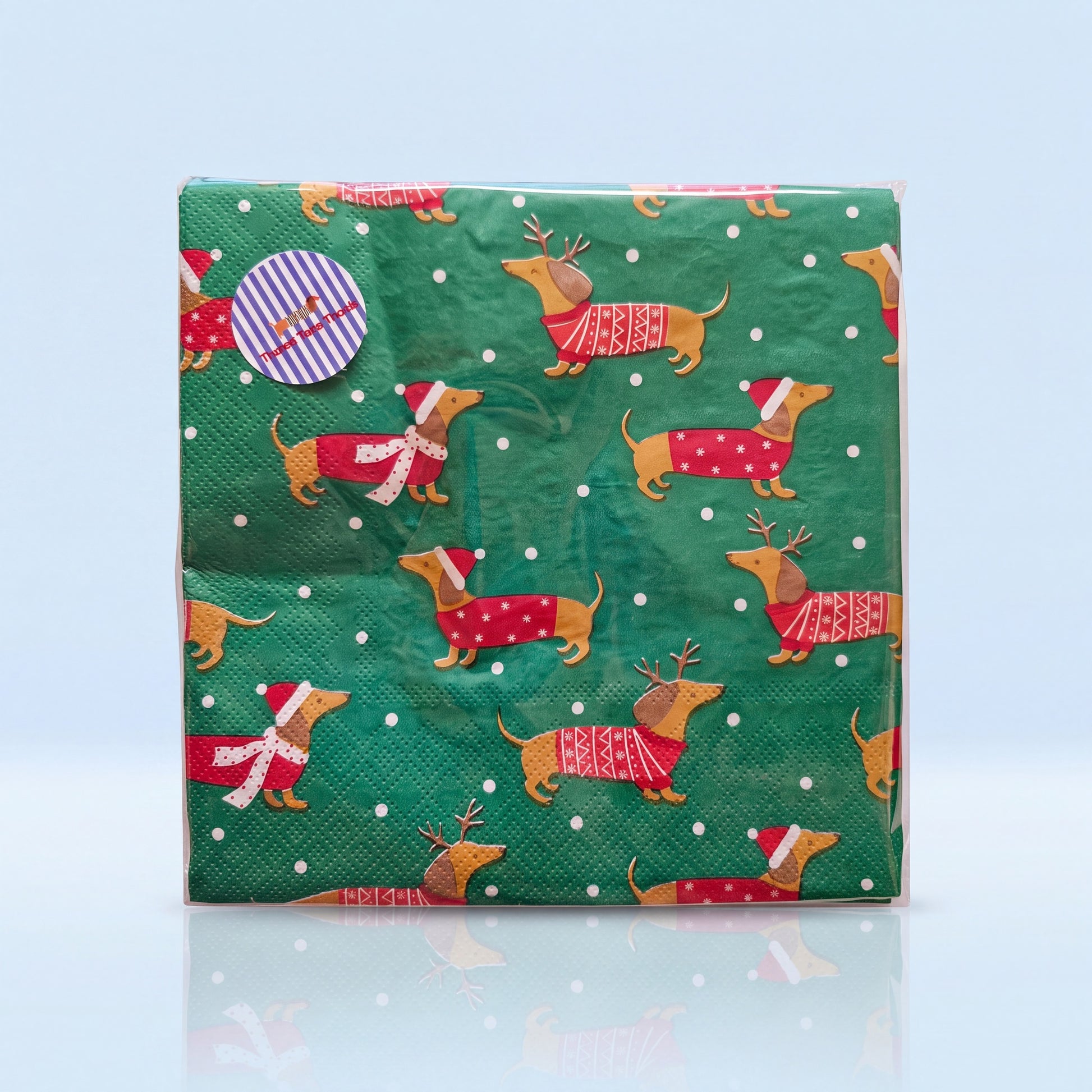 Groene kerstservetten met teckels in kersttruien voor de feesttafel