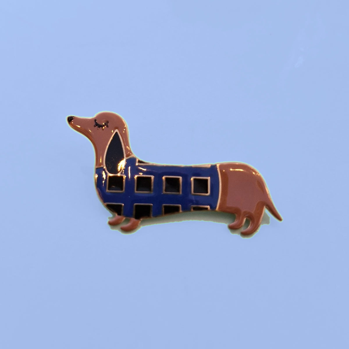 Emaille teckel broche met blauw geruit truitje