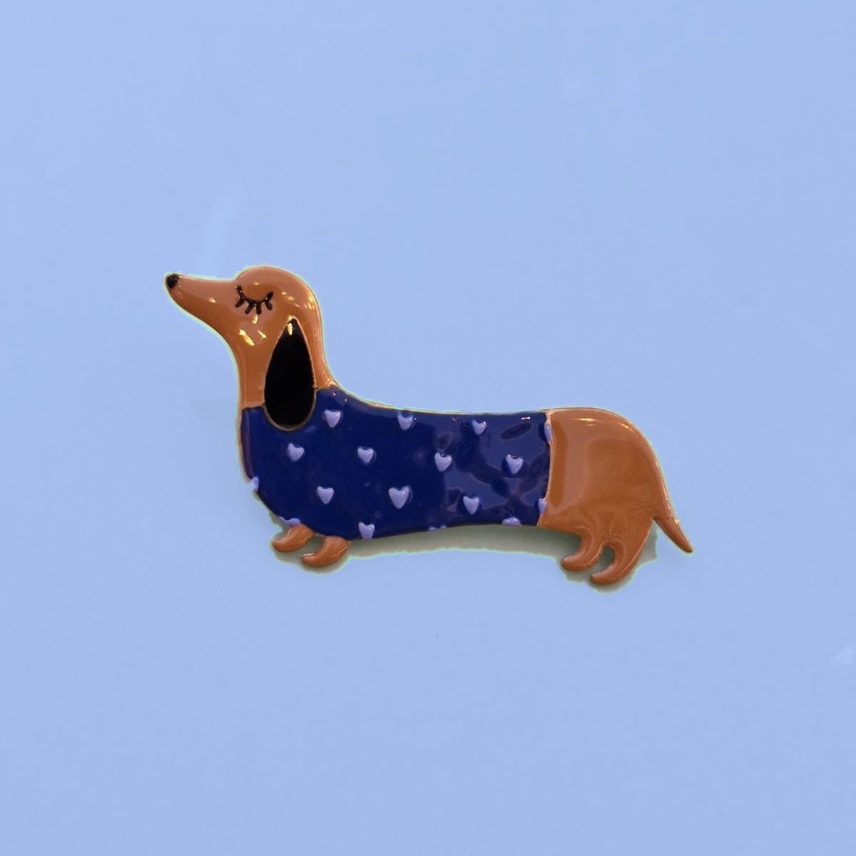 Emaille teckel broche met blauw truitje en lila hartjes