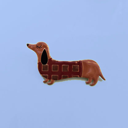 Emaille teckel broche met bordeaux geruit truitje
