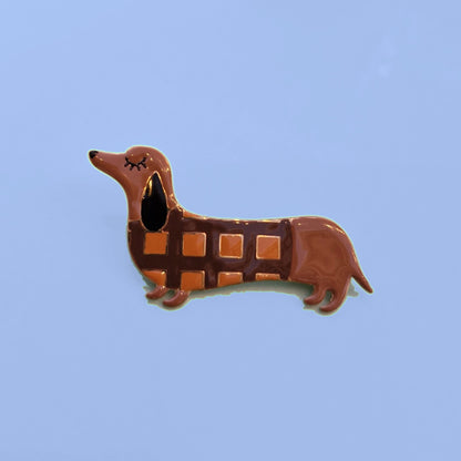 Emaille teckel broche met bruin-oker geruit truitje