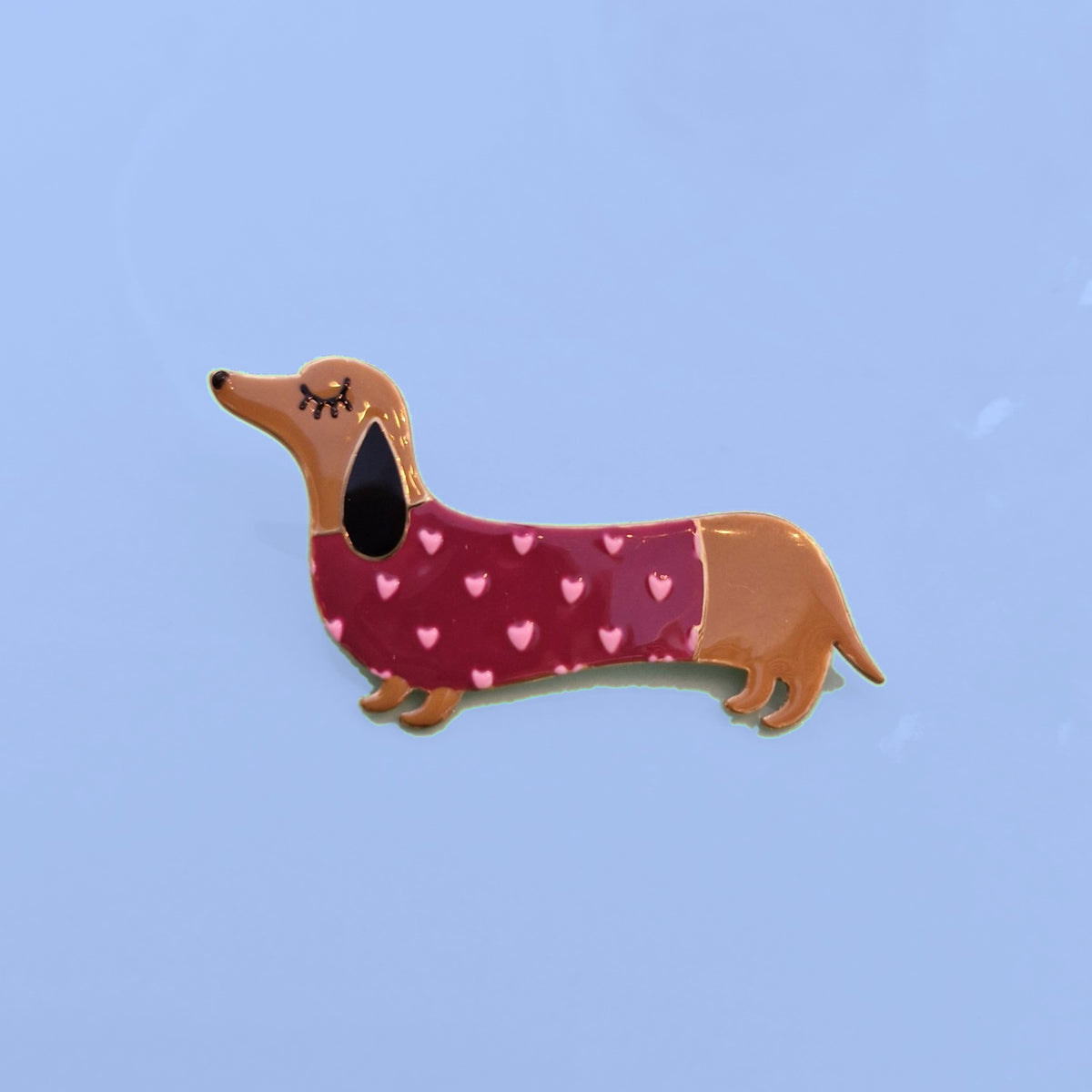 Emaille teckel broche met fuchsia truitje en roze hartjes