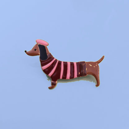Emaille teckel broche met bordeaux-roze gestreept truitje en roze baret