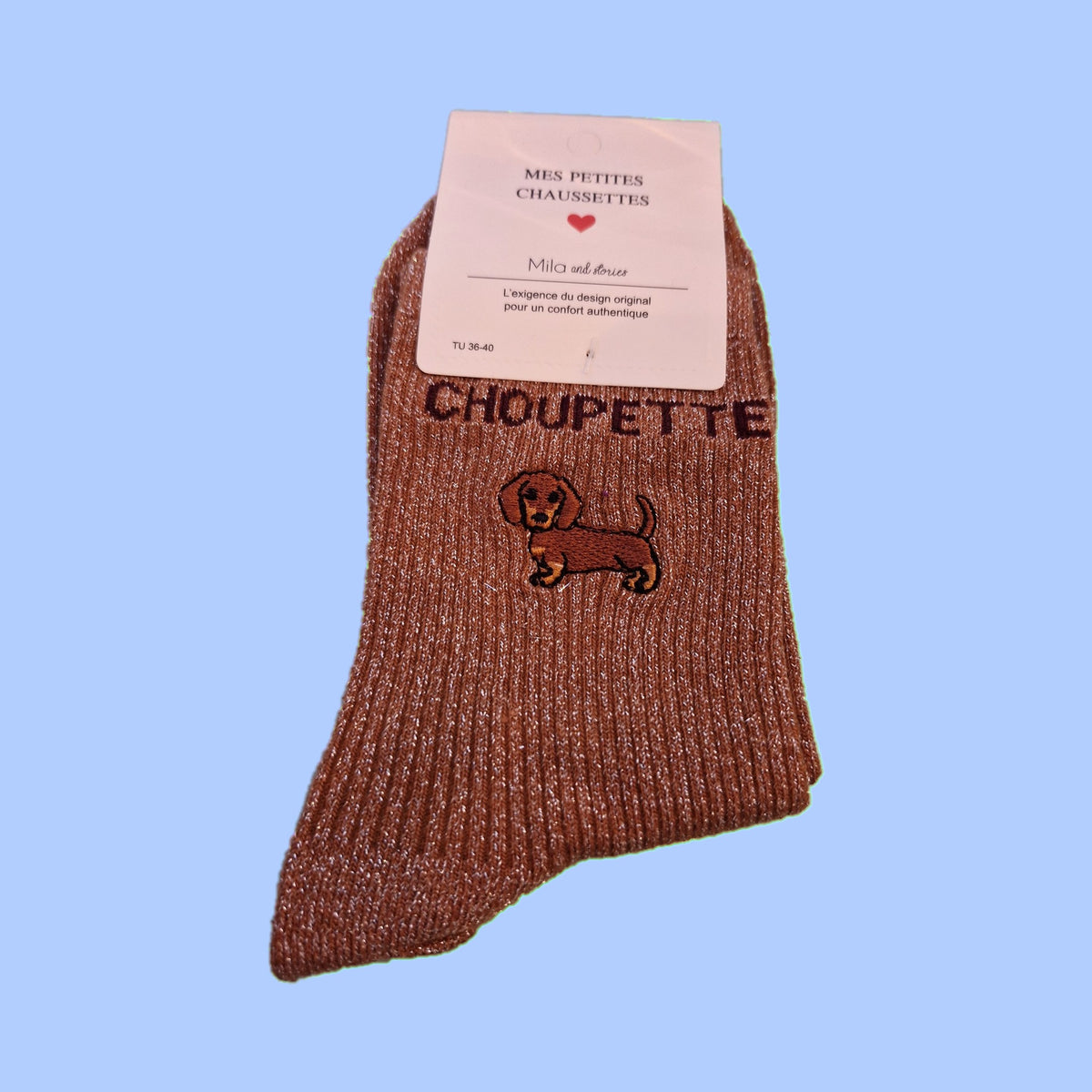 Camel glittersokken met geborduurde teckel en Choupette-opschrift, Mila and Stories