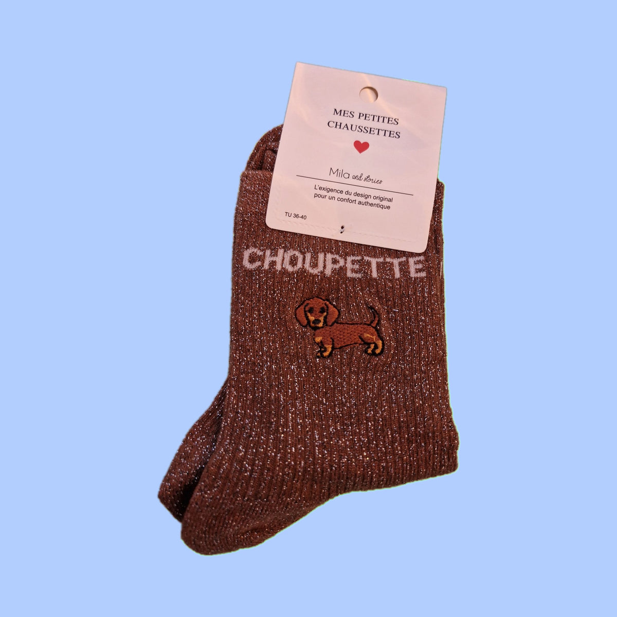 Cognac glittersokken met geborduurde teckel en Choupette-opschrift