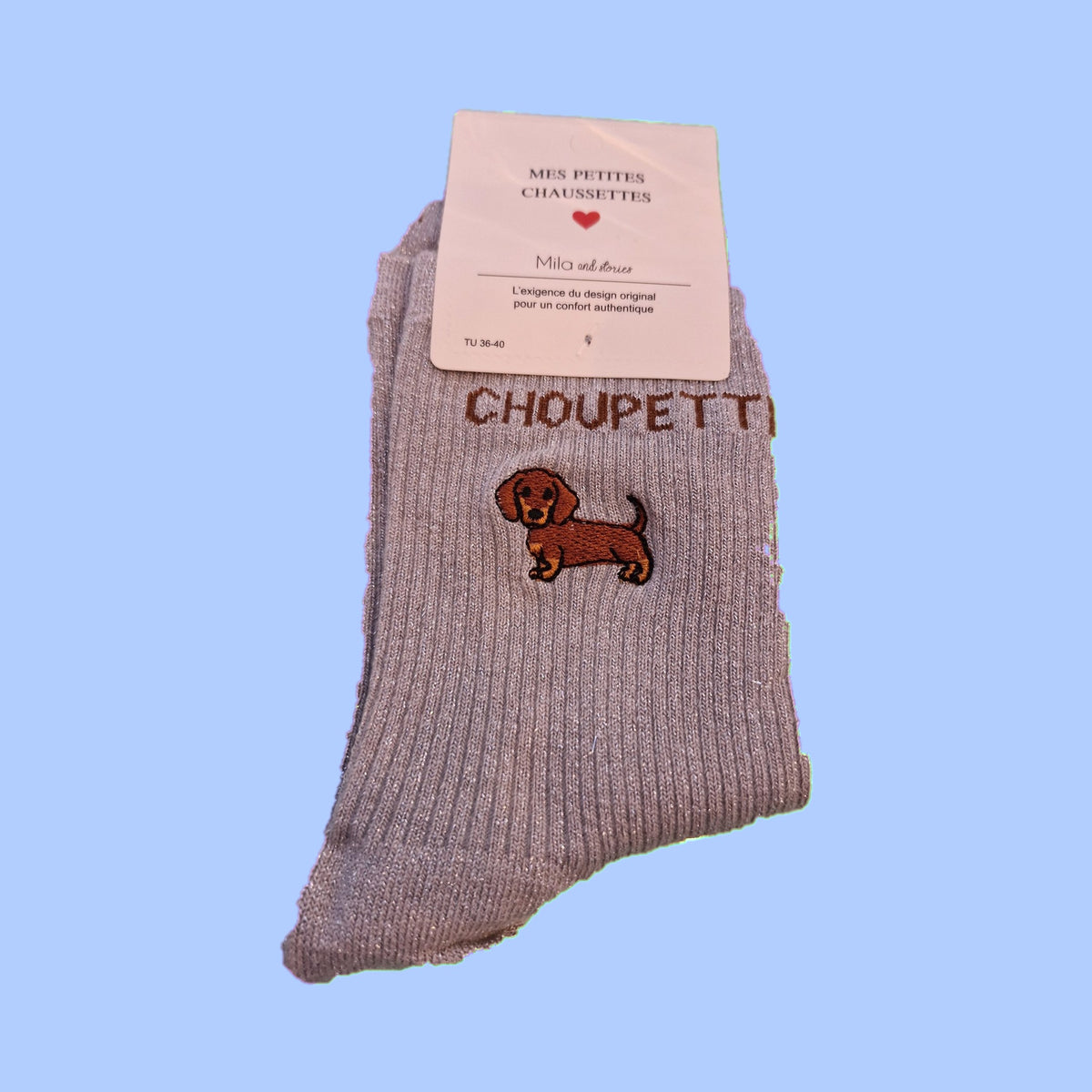 Lichtblauwe glittersokken met geborduurde teckel en Choupette-opschrift