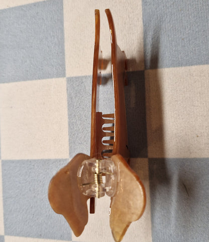 Bovenaanzicht van de teckel haarclip met metalen veer en tandjes, voor teckelbaasjes