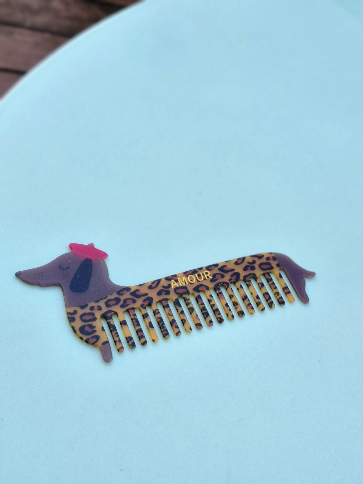Teckel haarkam met luipaardprint, roze baret en gouden opschrift AMOUR