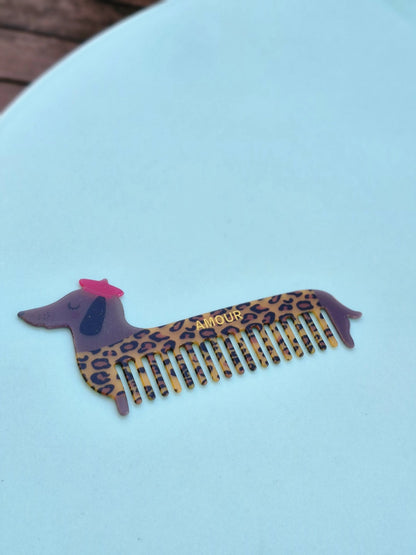 Teckel haarkam met luipaardprint, roze baret en gouden opschrift AMOUR