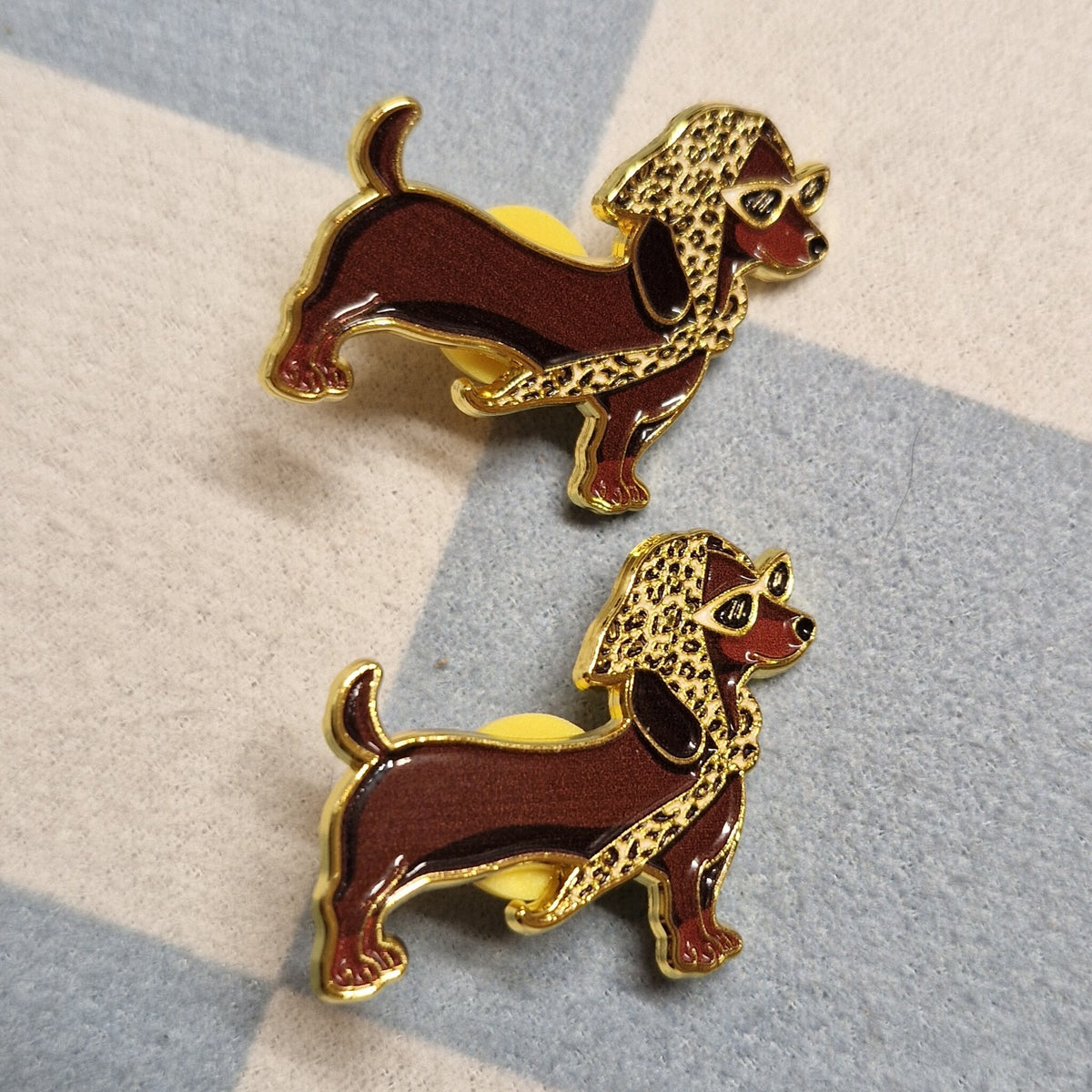 Twee emaille teckel pins met luipaardmotief en zonnebril, cadeau voor teckelbaasjes