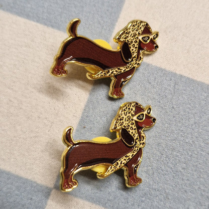 Twee emaille teckel pins met luipaardmotief en zonnebril, cadeau voor teckelbaasjes