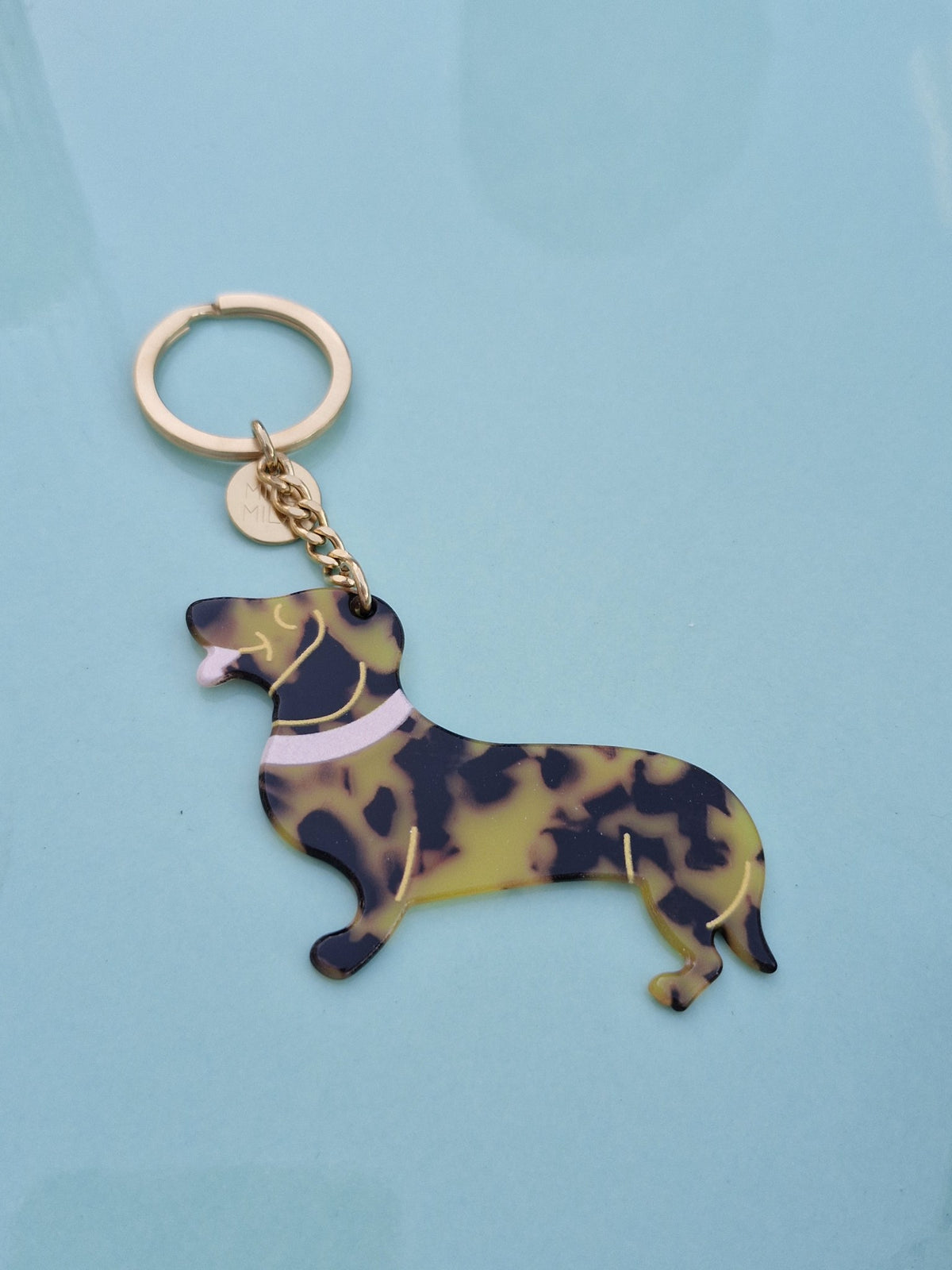 Acryl teckel sleutelhanger in schildpadprint met roze halsband, gouden ketting en sleutelring