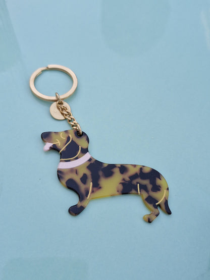 Acryl teckel sleutelhanger in schildpadprint met roze halsband, gouden ketting en sleutelring