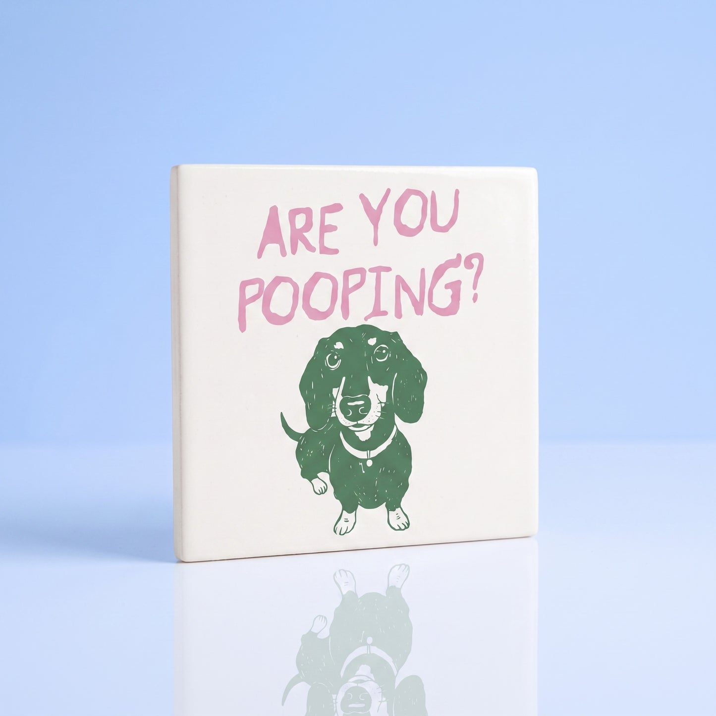 Keramisch tegeltje Are You Pooping met teckel voor toilet cadeau hondenliefhebber