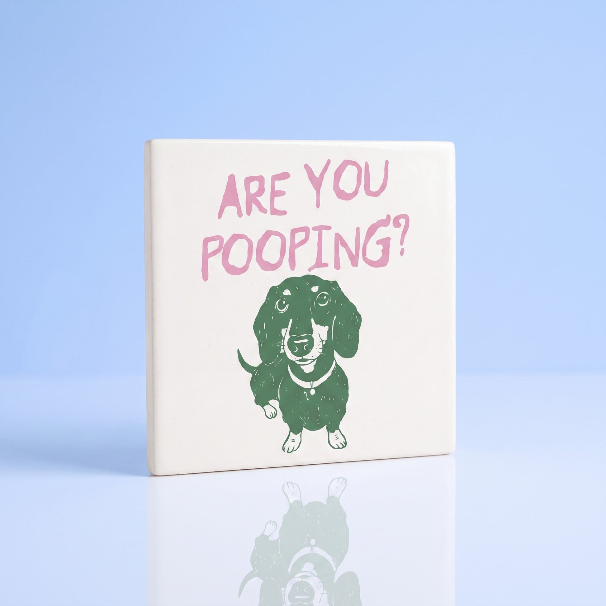 Keramisch tegeltje Are You Pooping met teckel voor toilet cadeau hondenliefhebber