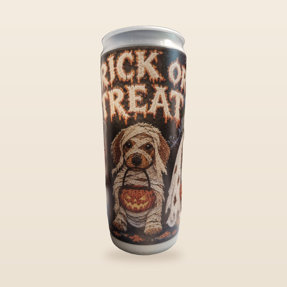Kaars in glas met Trick or Treat-tekst en verkleed hondje als mummie