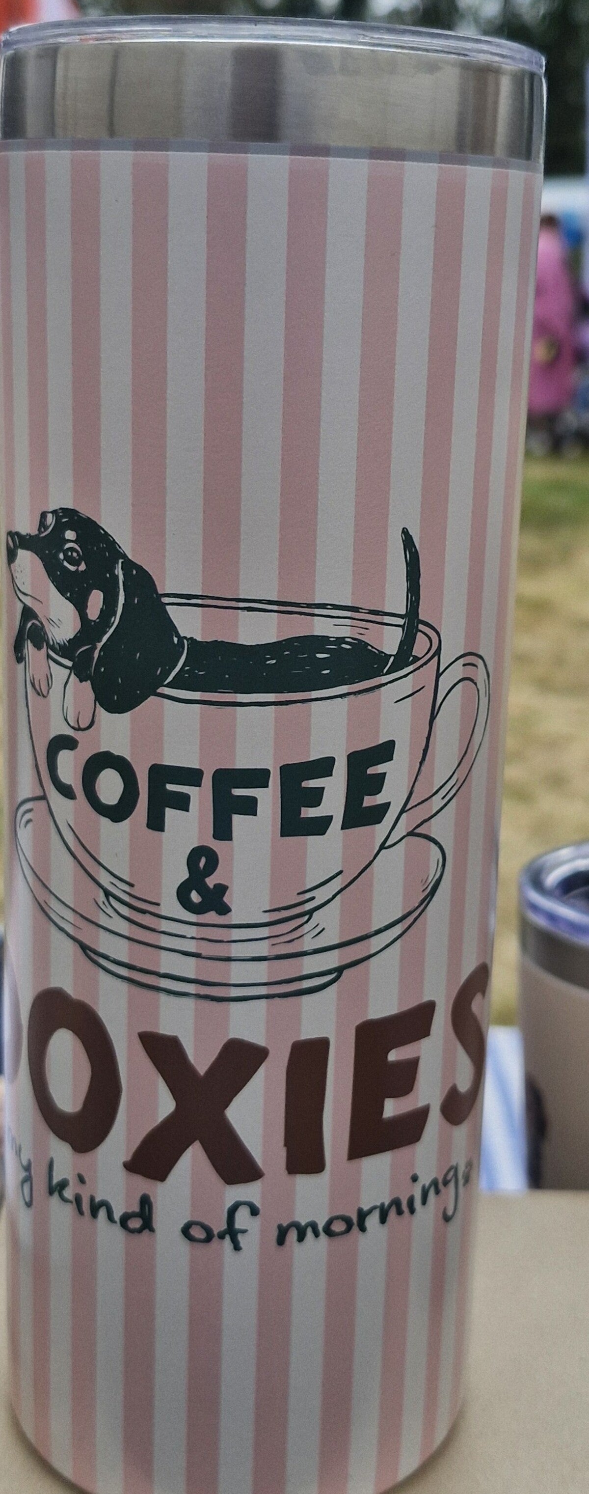 Roze gestreepte thermobeker met teckel in koffiekopje illustratie