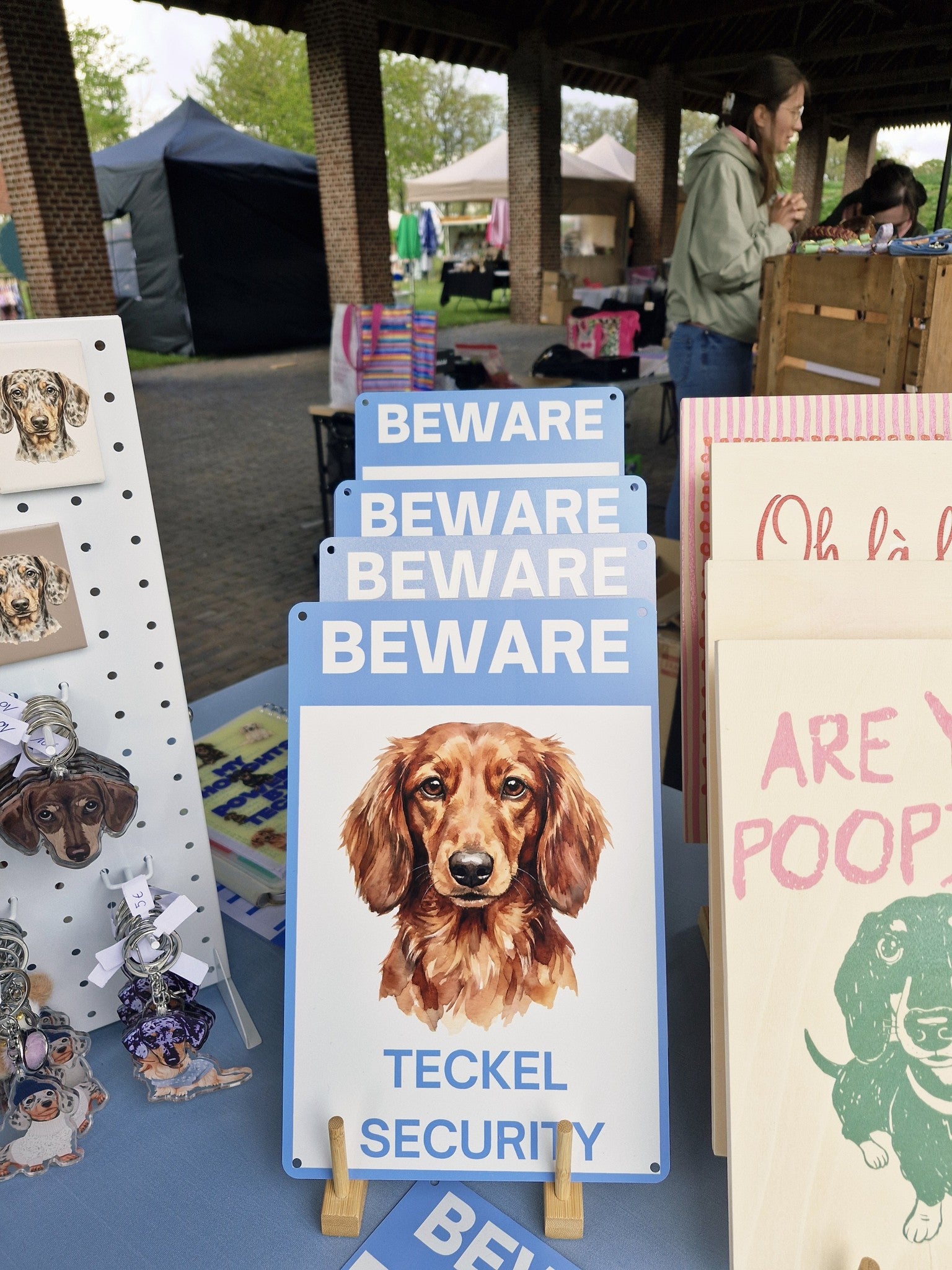 Waakbord teckel langhaar rood op de marktkraam van Teckels Tales Travels