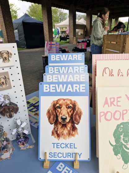 Waakbord teckel langhaar rood op de marktkraam van Teckels Tales Travels