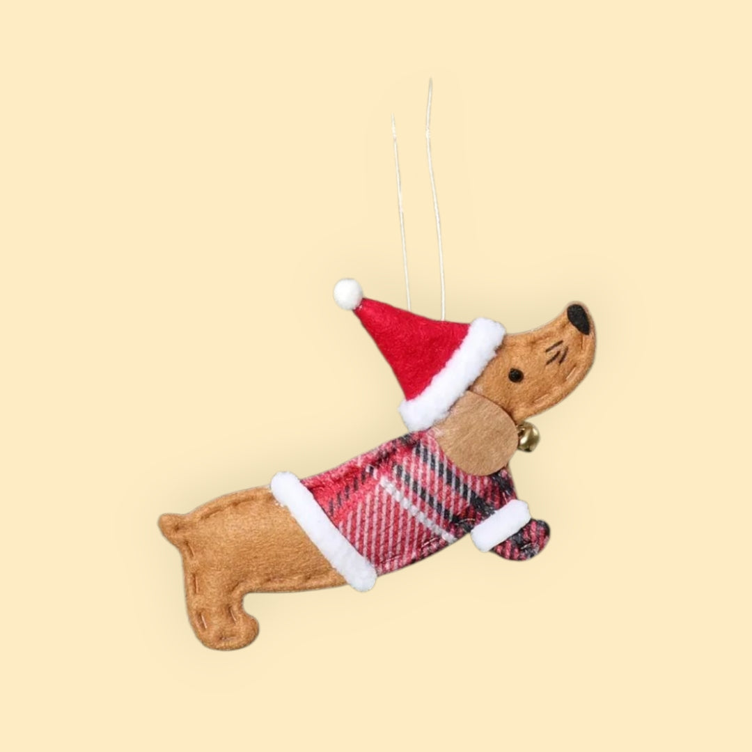 vilten kerstornament teckel met kerstmuts en rood kerstjasje