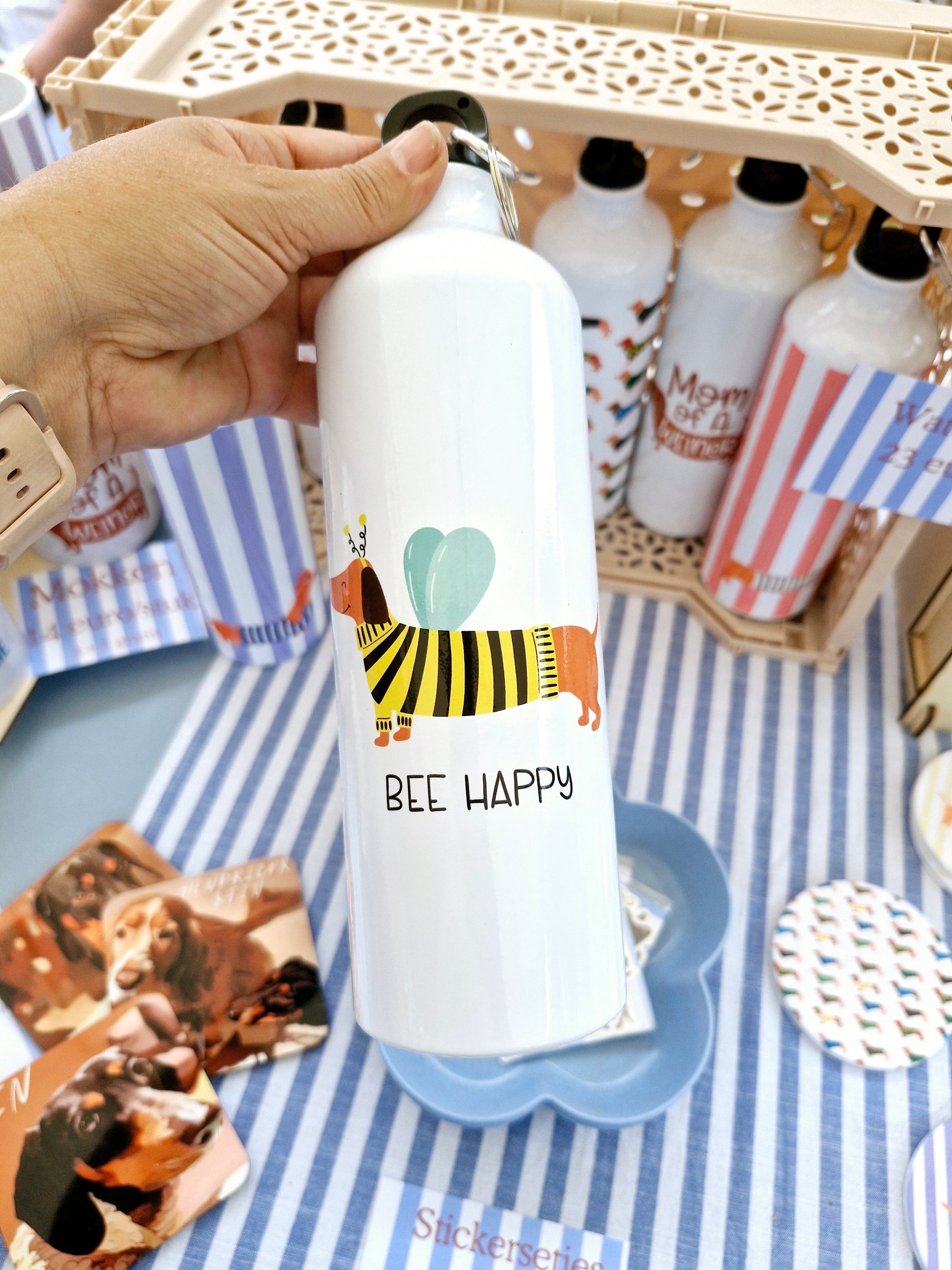 Waterfles met teckel met een bijenpakje, tekst Bee Happy