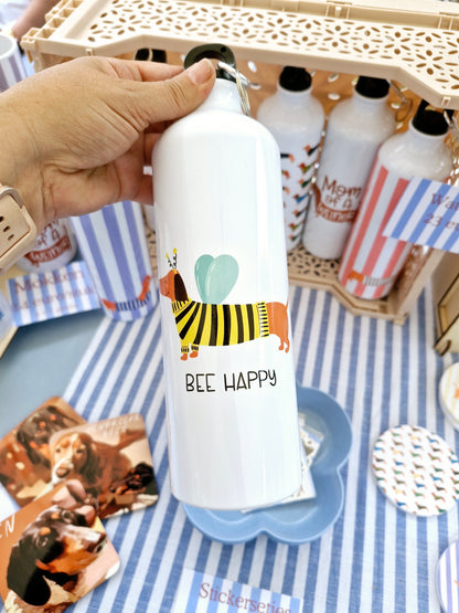 Waterfles met teckel met een bijenpakje, tekst Bee Happy