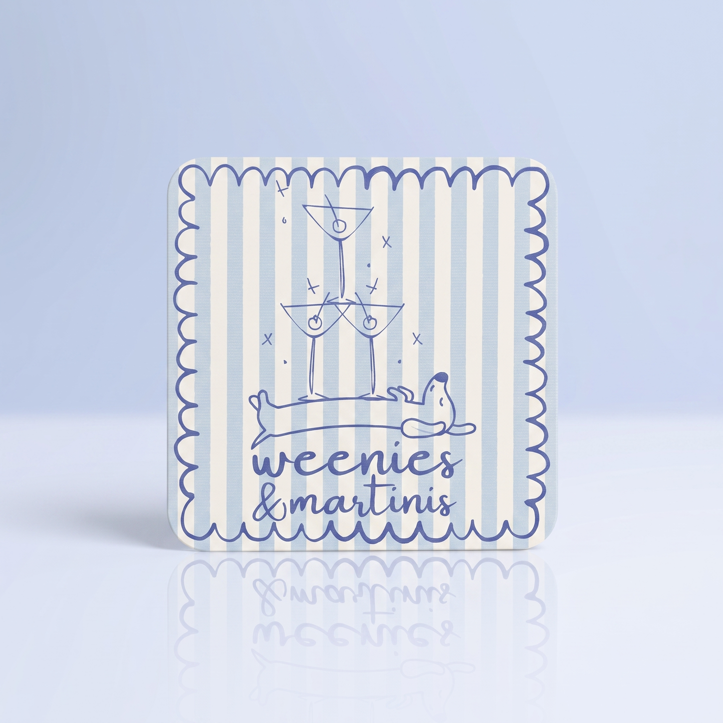 Weenies en martinis teckel onderzetter, blauw gestreept, op pastelblauwe studioachtergrond