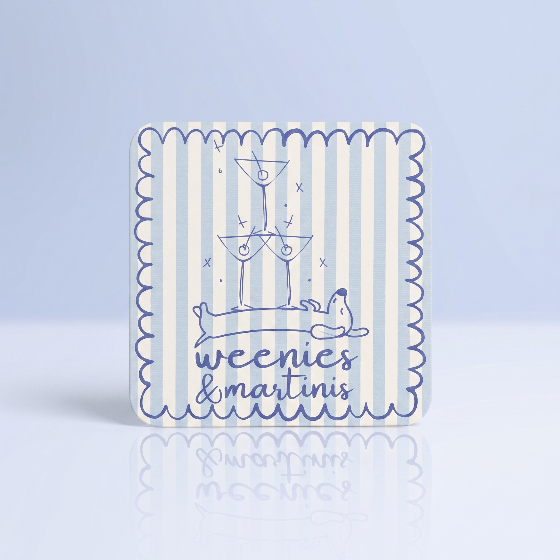 Weenies en martinis teckel onderzetter, blauw gestreept, op pastelblauwe studioachtergrond