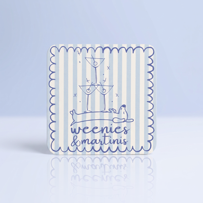 Weenies en martinis teckel onderzetter, blauw gestreept, op pastelblauwe studioachtergrond