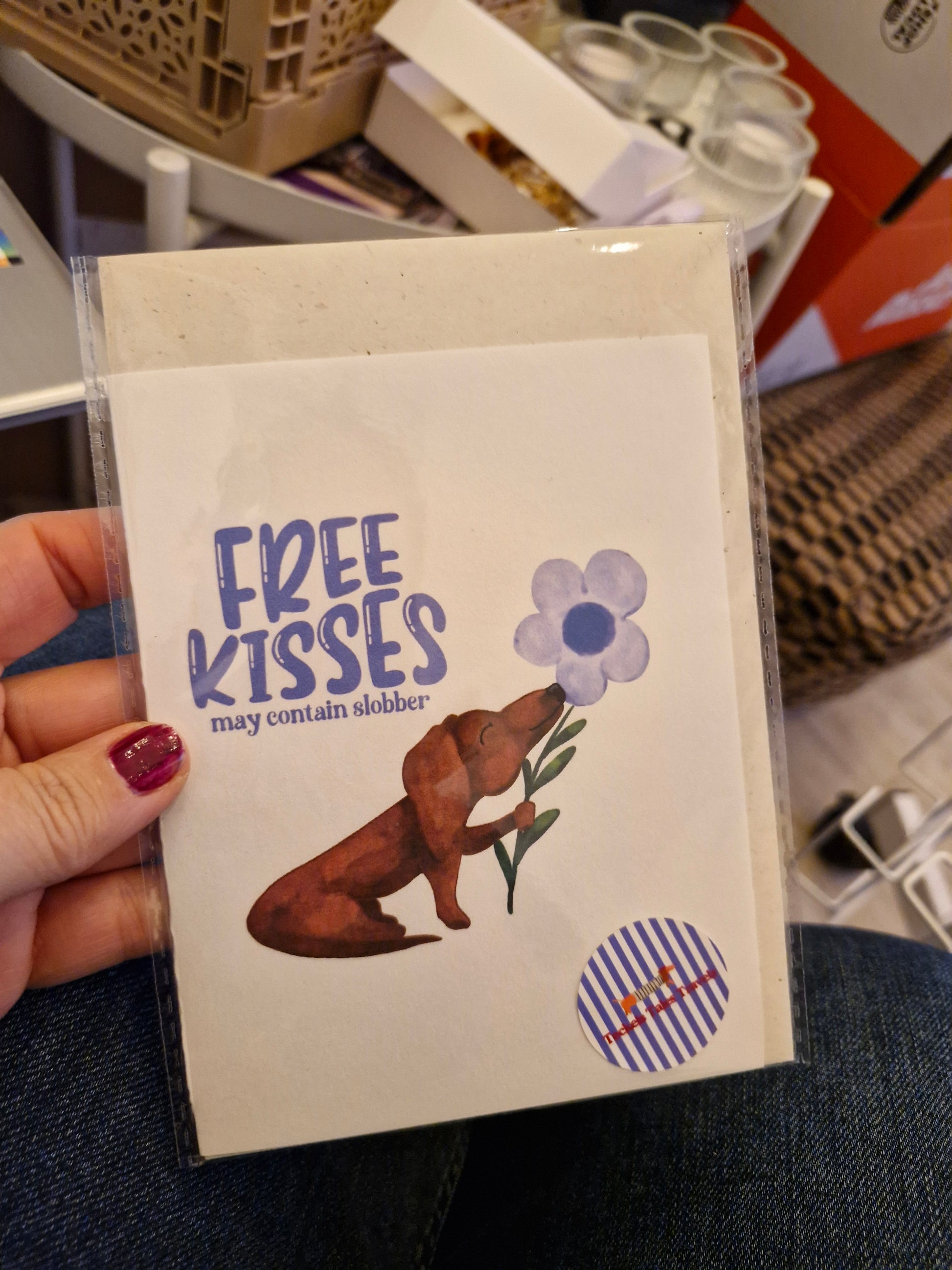 wenskaart Free Kisses may contain slobber lila